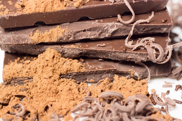 Foto vista ad alta angolazione di vari cioccolatini sul tavolo