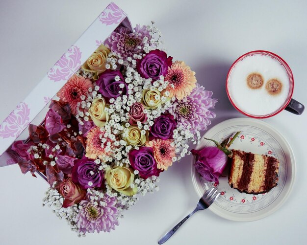 Photo high angle view of various flower on table