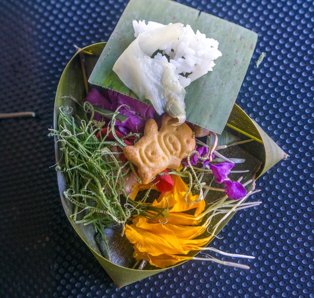 Photo high angle view of various flowers in bowl on table