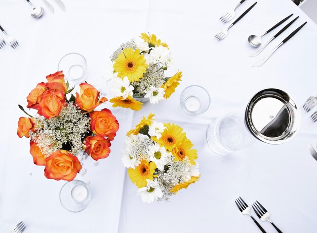 Photo high angle view of various flowers on table