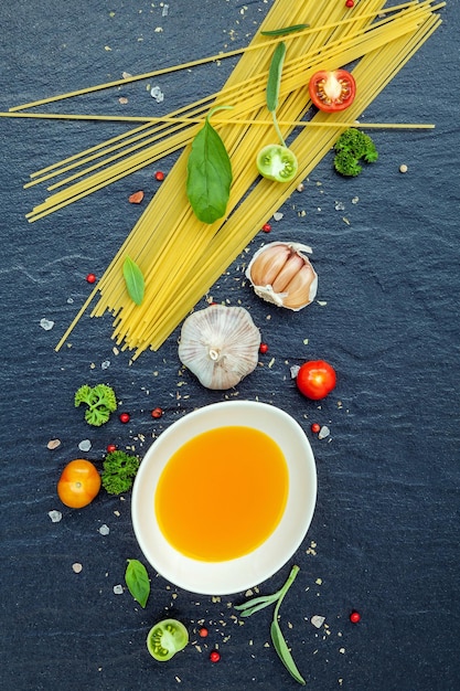 大理石上のさまざまな食べ物の高角度のビュー