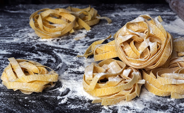 Foto vista ad alta angolazione di vari alimenti sulla tavola