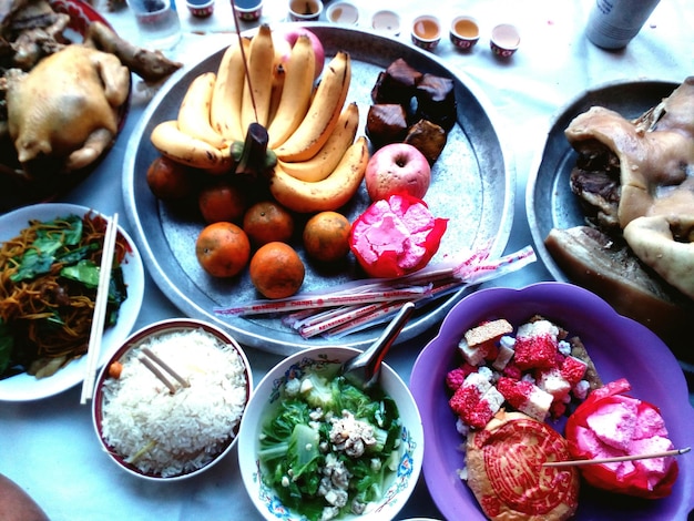 Foto vista ad alta angolazione di vari alimenti sulla tavola