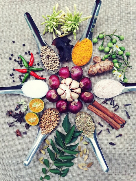 Foto vista ad alta angolazione di vari alimenti con cucchiai sul tavolo