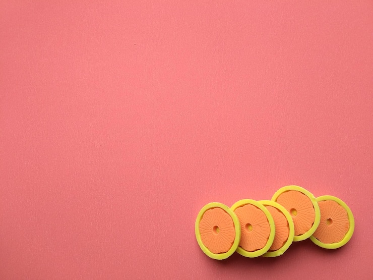 Photo ピンクの背景に様々な果物を高角度で眺める