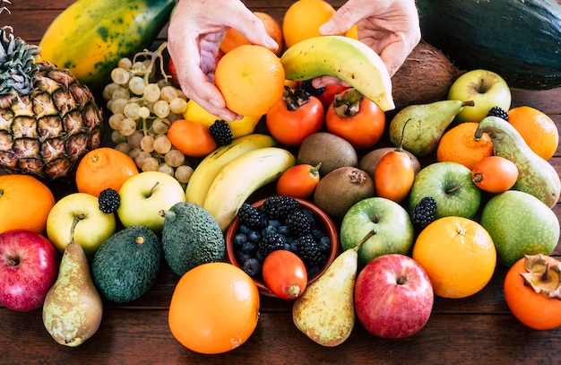 Foto vista ad alta angolazione di vari frutti