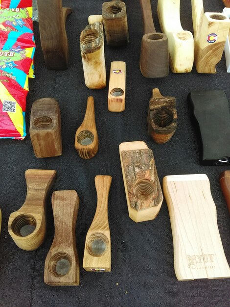 Photo high angle view of various smoking pipes