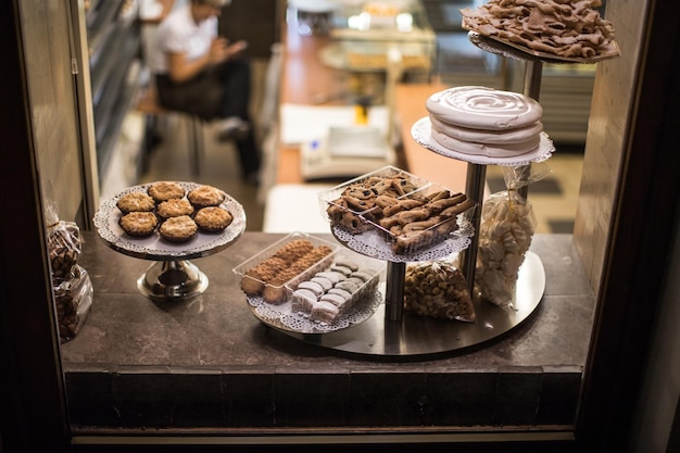 Foto vista ad alta angolazione di vari cibi dolci sul davanzale della finestra