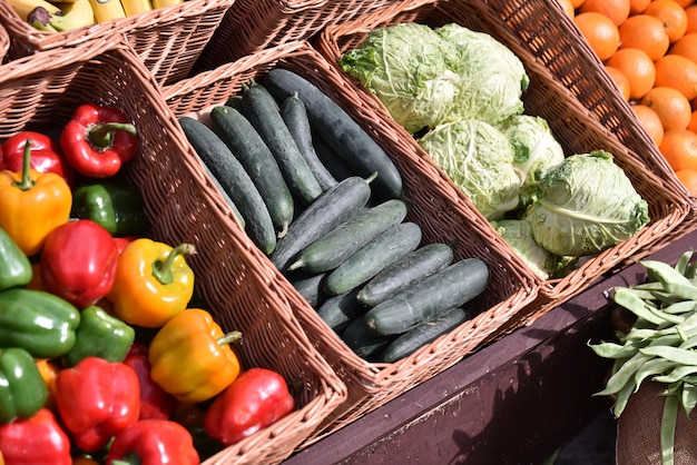 Photo high angle view of vegetables in basket at market stall