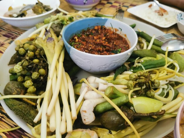 Photo high angle view of vegetables in bowl on table