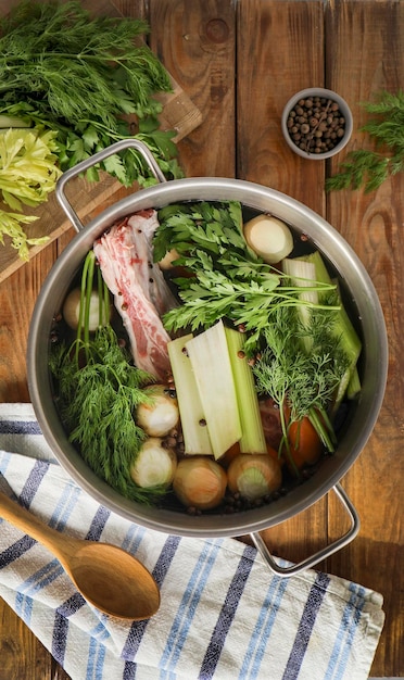 テーブルの上にある鉢の中の野菜の高角度の景色