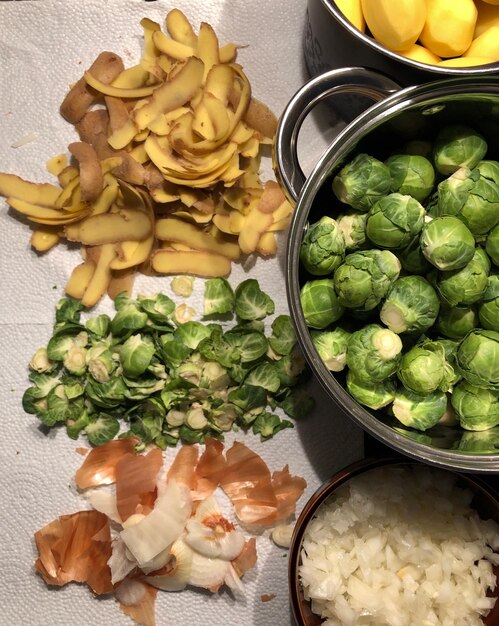 Foto vista ad alto angolo delle verdure in ciotola su tavola