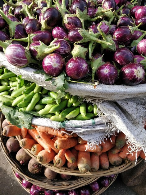 Foto vista ad alta angolazione delle verdure nel contenitore