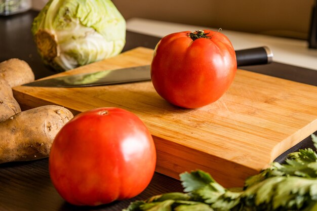 Photo high angle view of vegetables on cutting board