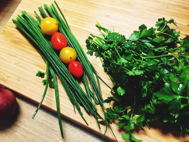 Photo high angle view of vegetables on cutting board