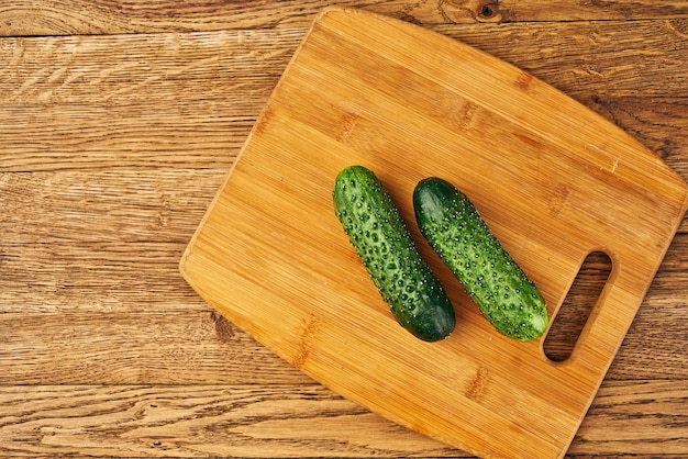 カッティングボード上の野菜の高角度の視点