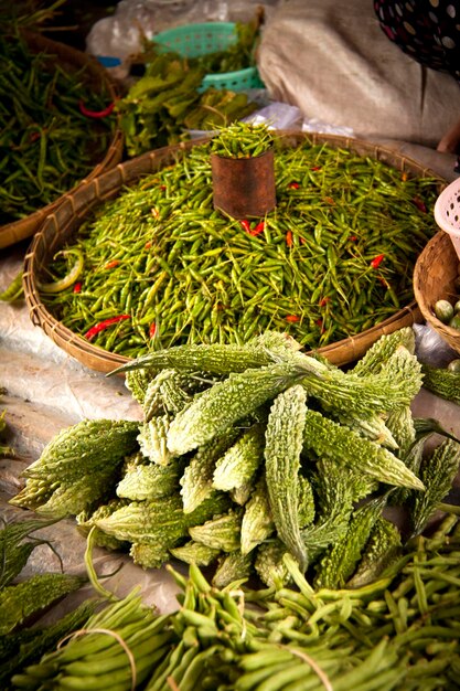 Photo high angle view of vegetables in market for sale