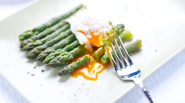 Photo high angle view of vegetables in plate on table