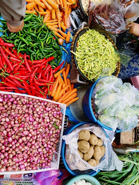 Foto vista ad alto angolo delle verdure in vendita alla bancarella del mercato