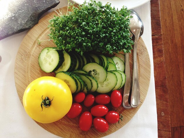 Photo high angle view of vegetables on table