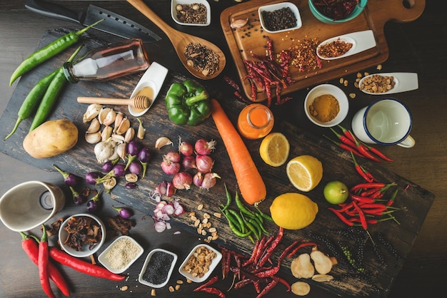 Foto vista ad alta angolazione delle verdure sulla tavola