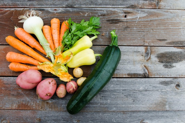 Photo high angle view of vegetables on table