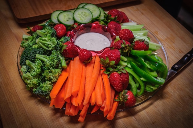 Foto vista ad alta angolazione delle verdure con il dip sul tavolo