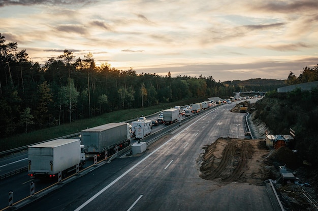 Foto vista ad alto angolo dei veicoli sulla strada in città al tramonto