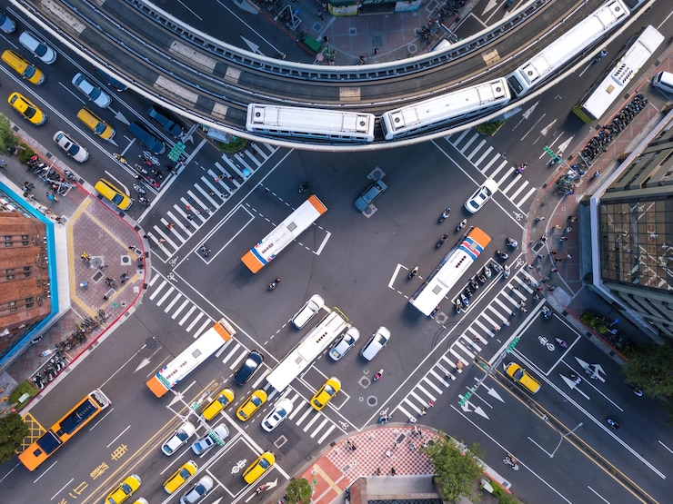 Photo 都市の道路上の車両の高角度のビュー