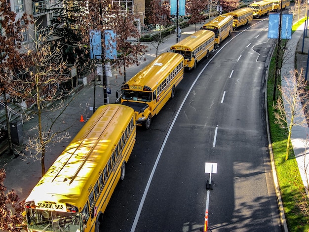 Foto vista ad alta angolazione dei veicoli sulla strada in città