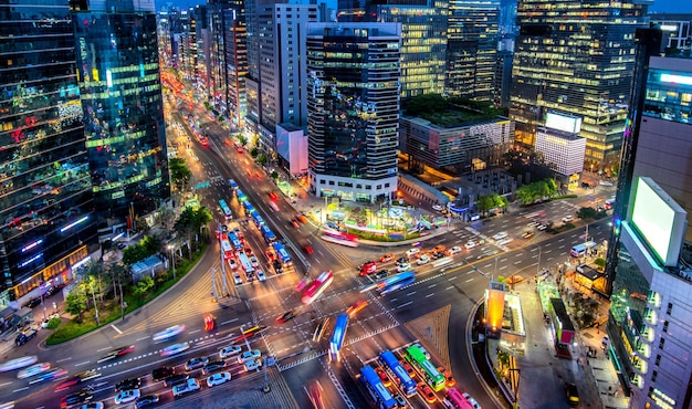 夜照らされた都市の道路上の車両の高角度の写真