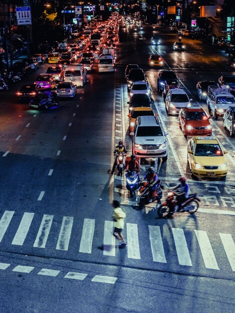 Photo high angle view of vehicles on road at night