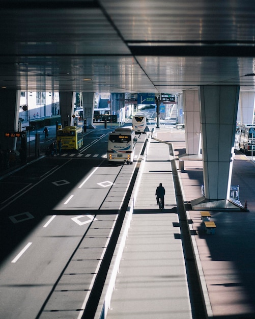 Foto vista ad alto angolo dei veicoli su strada