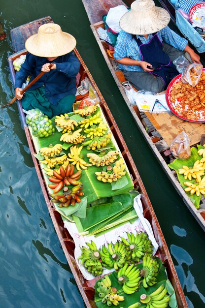 Foto vista ad alto angolo dei venditori che vendono cibo al mercato galleggiante