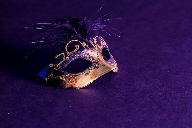 Photo high angle view of venetian mask on purple background