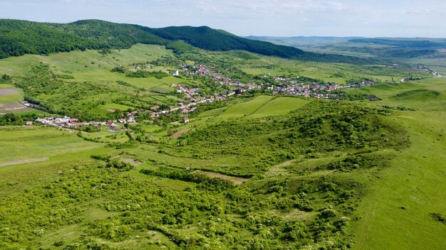 Foto vista ad alta angolazione di un villaggio in transilvania