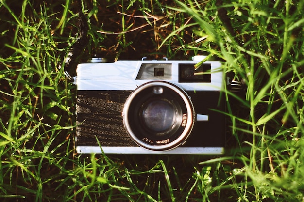 Photo high angle view of vintage camera on grassy field