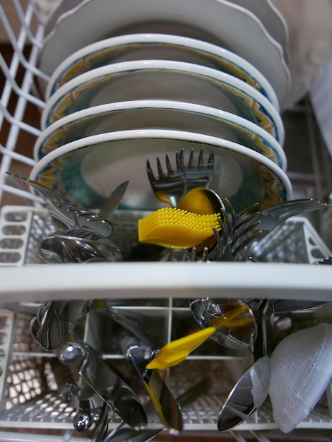 Photo high angle view of washed utensils in dish rack