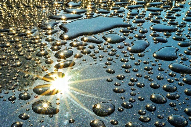 Foto vista ad alta angolazione delle gocce d'acqua sul cofano dell'auto