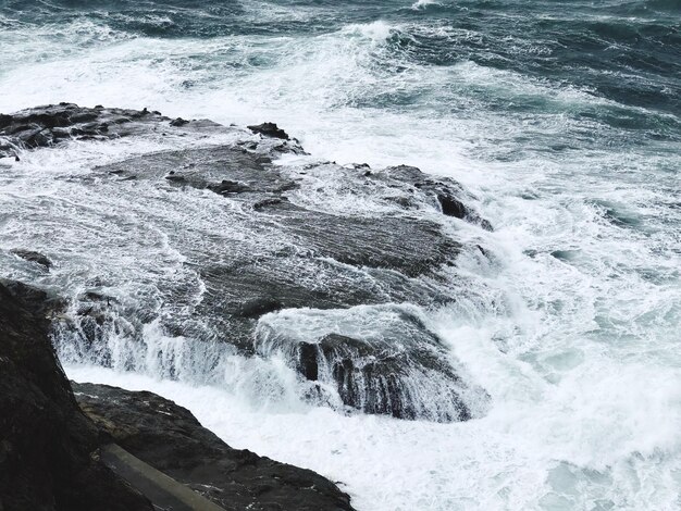 海の岩の形成に流れる水の高角度の視点