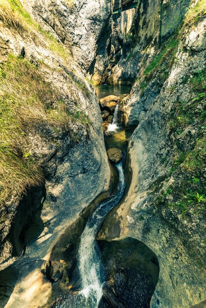 Foto vista ad alto angolo dell'acqua che scorre attraverso le rocce