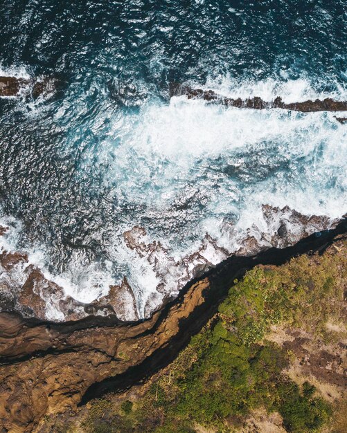 Photo high angle view of water flowing through rocks