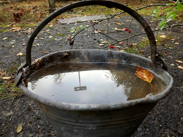 Photo high angle view of water in old bucket on field