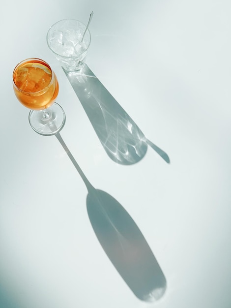 바탕 에 물 이 어지는 높은 각도 의 모습