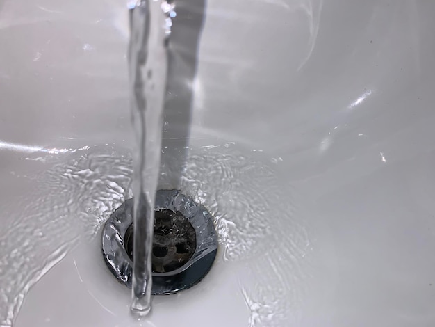 Photo high angle view of water splashing in bathroom