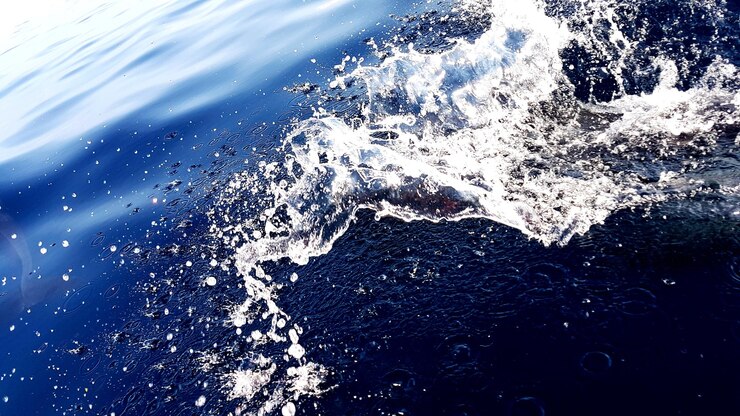 Photo 海の水のスプラッシングの高角度の景色