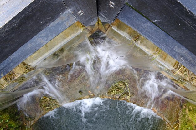 Photo high angle view of water squirting out from  closed lock gate