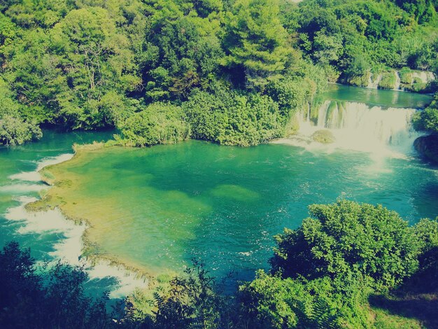 Foto vista ad alto angolo della cascata nel parco nazionale di krka