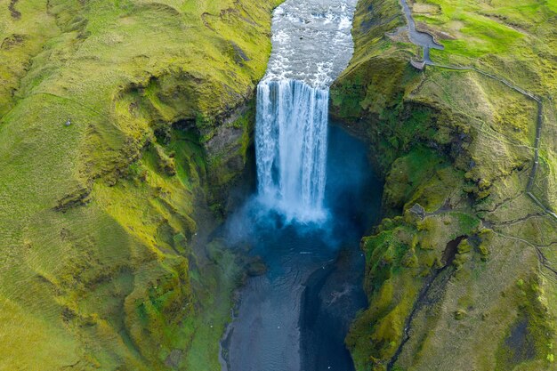 Foto vista ad alta angolazione della cascata