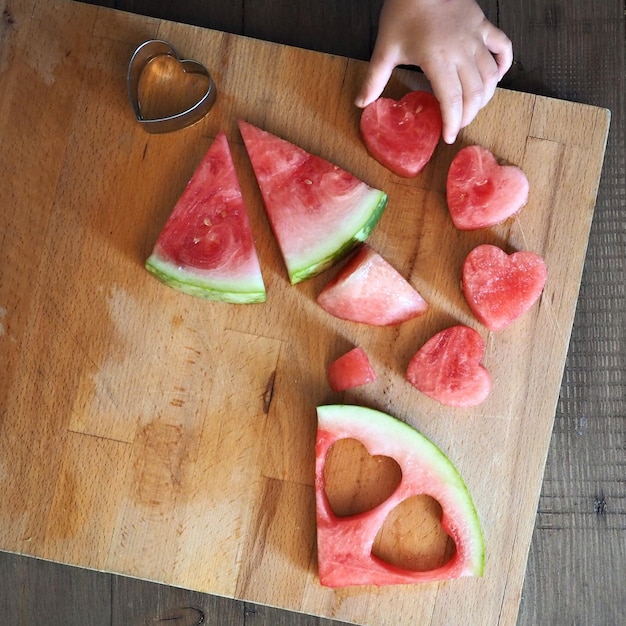 Photo high angle view of watermelon on cutting board